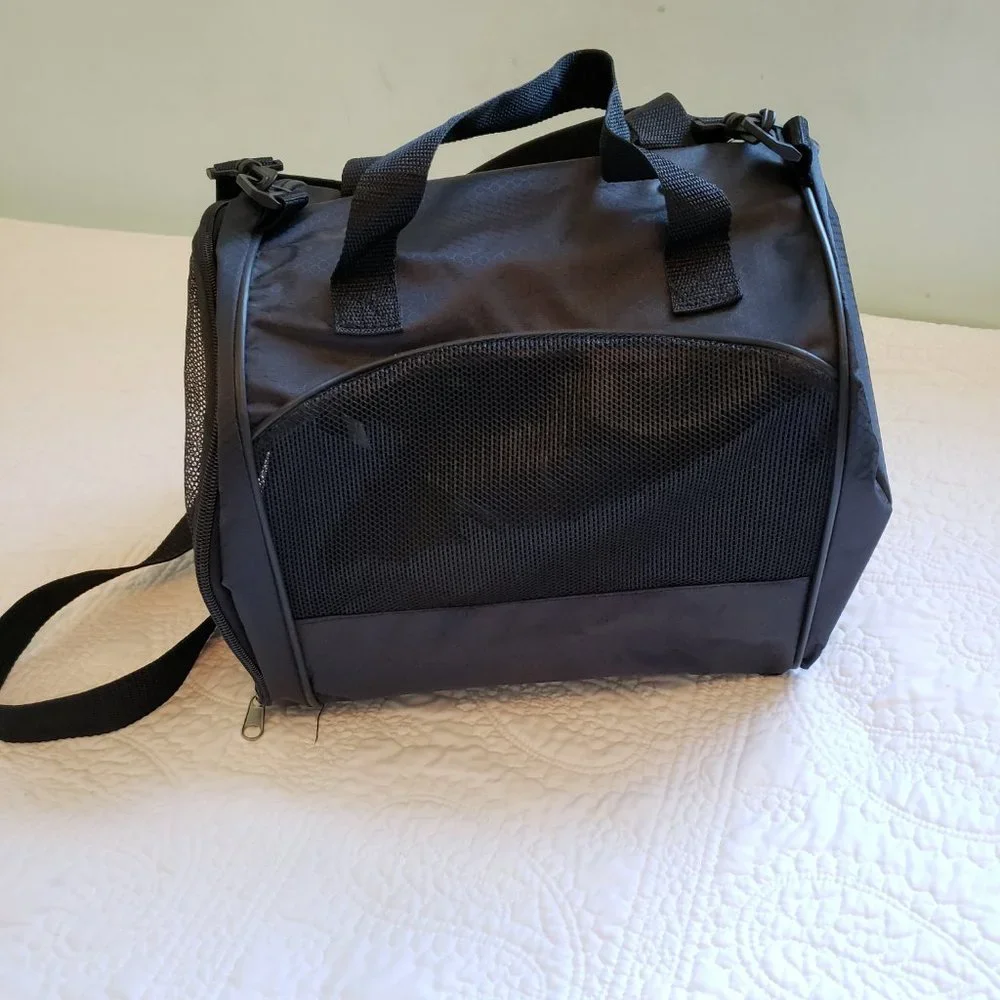 NWOT Pet Carrier Approximate Measurements: L 12